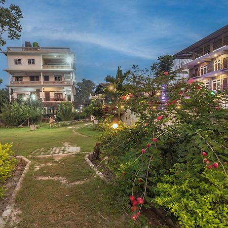 Hotel Riverside With Swimming Pool Sauraha Dış mekan fotoğraf