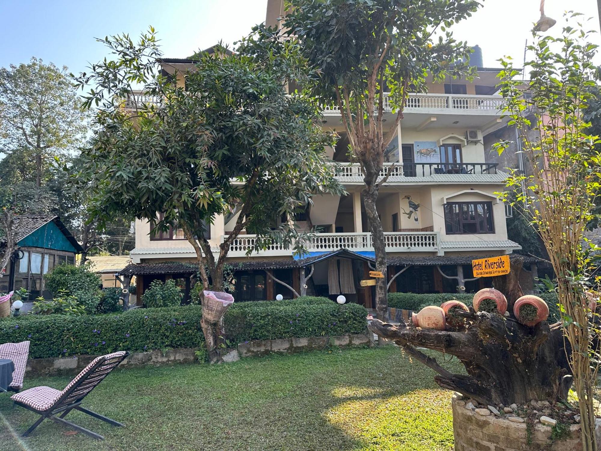 Hotel Riverside With Swimming Pool Sauraha Dış mekan fotoğraf