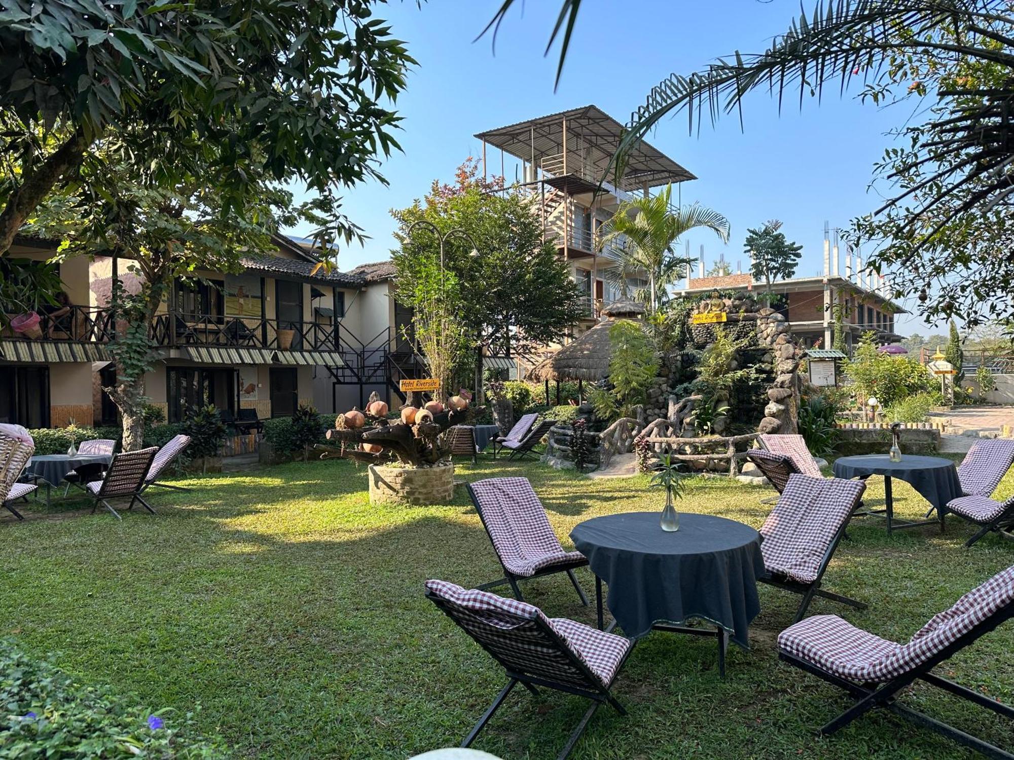 Hotel Riverside With Swimming Pool Sauraha Dış mekan fotoğraf