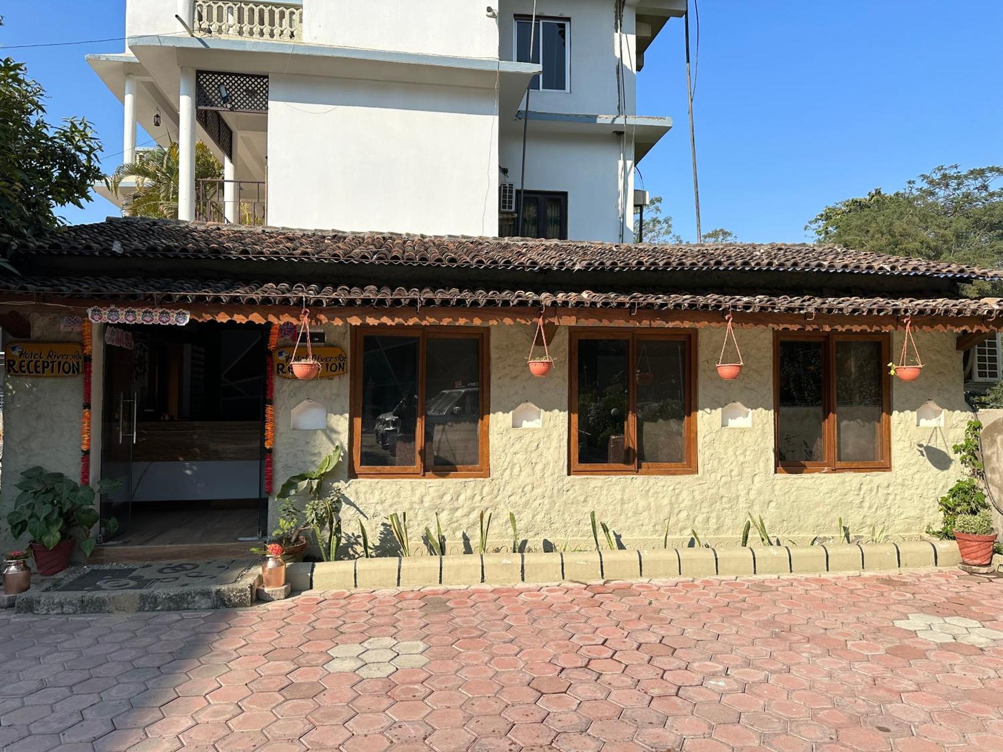 Hotel Riverside With Swimming Pool Sauraha Dış mekan fotoğraf