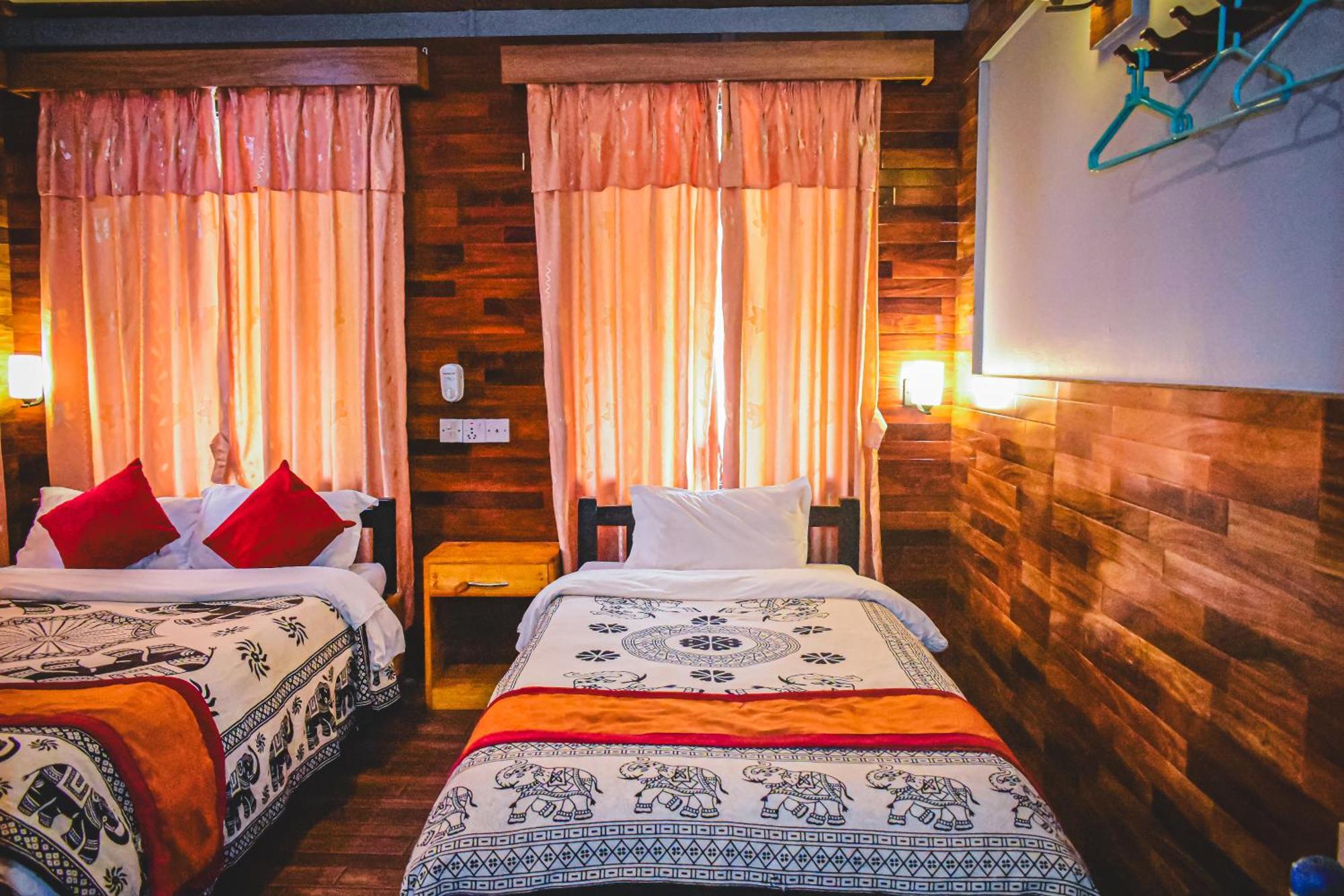 Hotel Riverside With Swimming Pool Sauraha Dış mekan fotoğraf