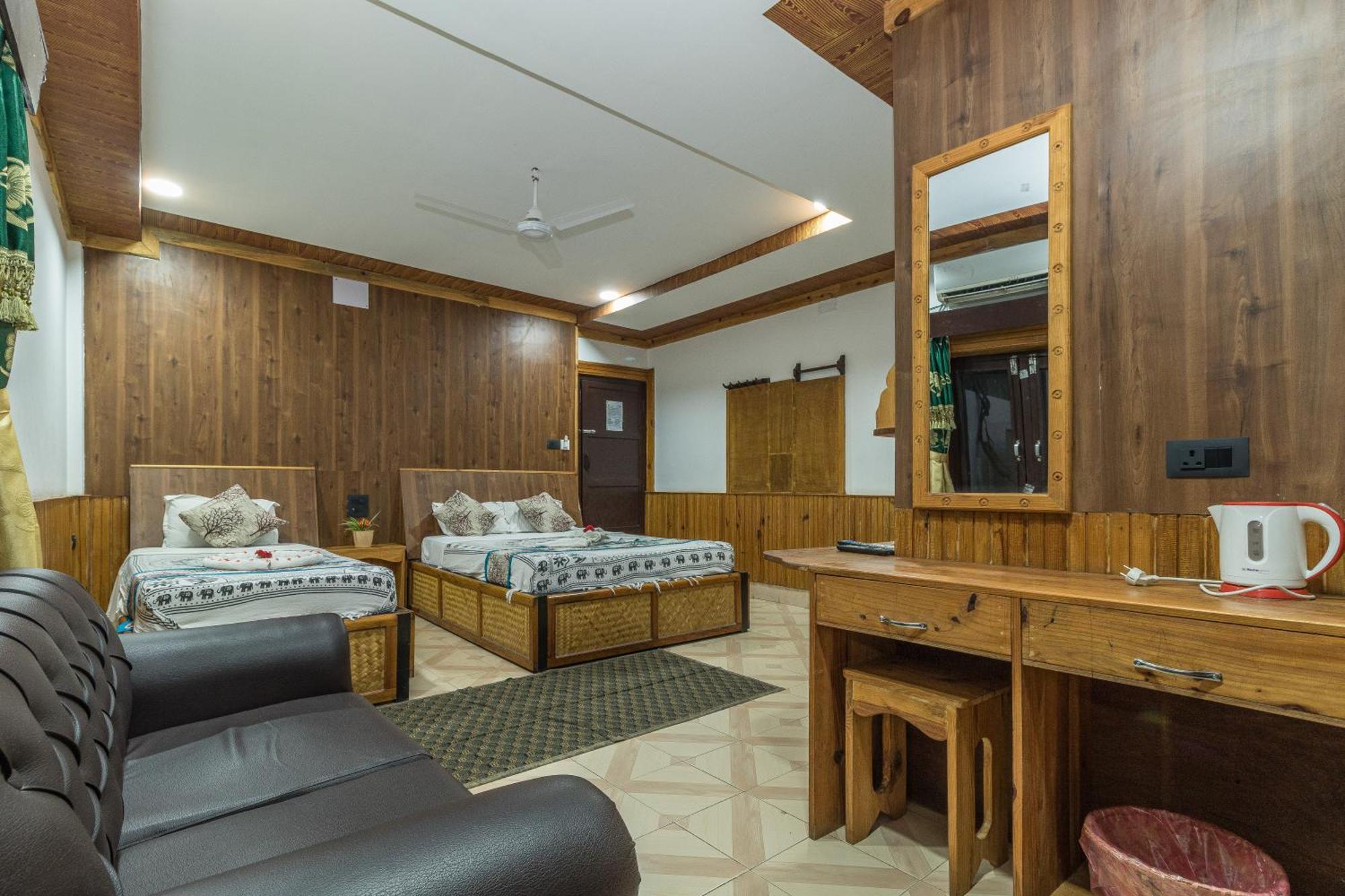 Hotel Riverside With Swimming Pool Sauraha Dış mekan fotoğraf