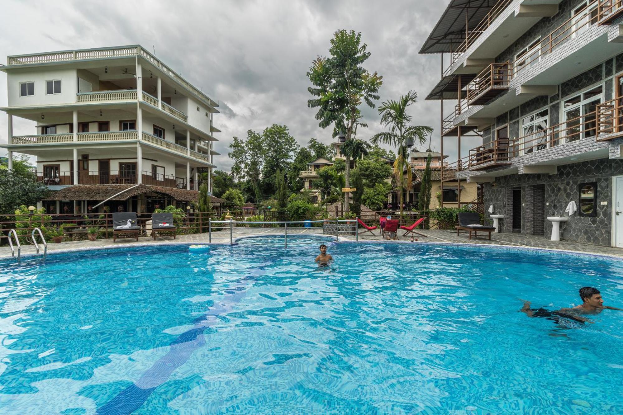 Hotel Riverside With Swimming Pool Sauraha Dış mekan fotoğraf