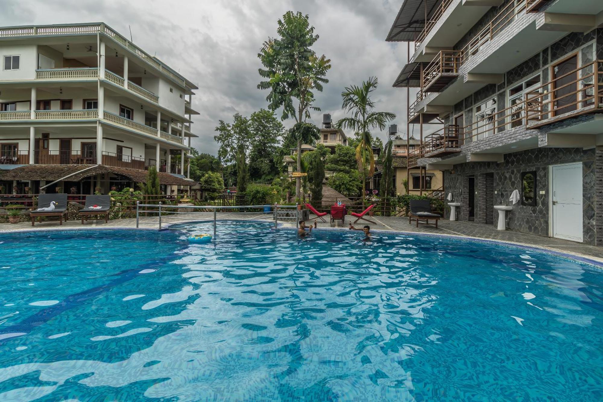 Hotel Riverside With Swimming Pool Sauraha Dış mekan fotoğraf