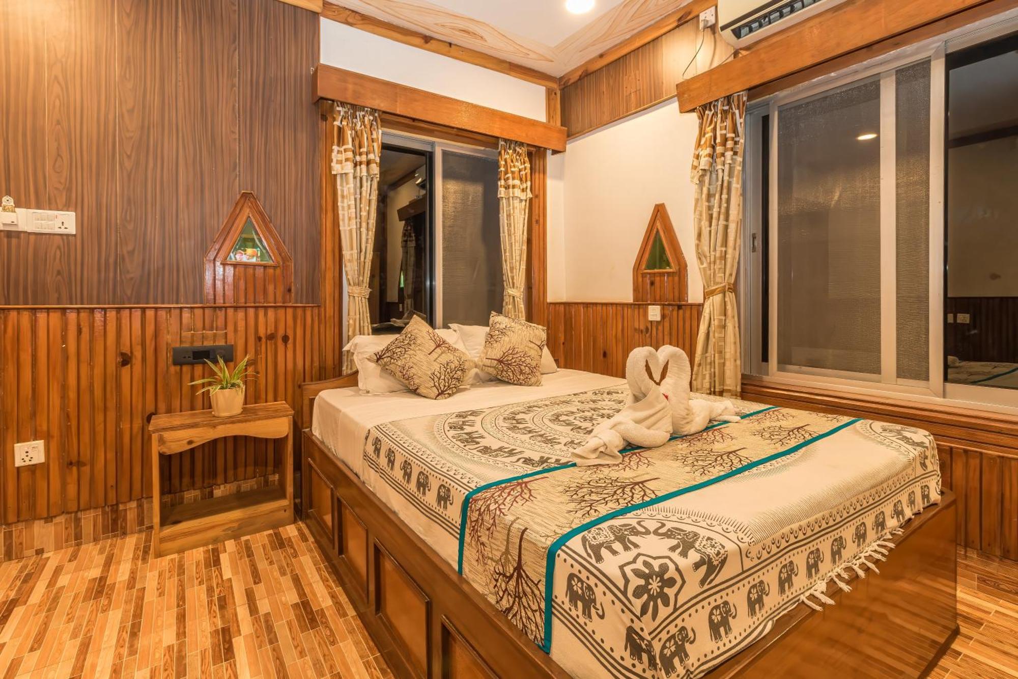 Hotel Riverside With Swimming Pool Sauraha Dış mekan fotoğraf