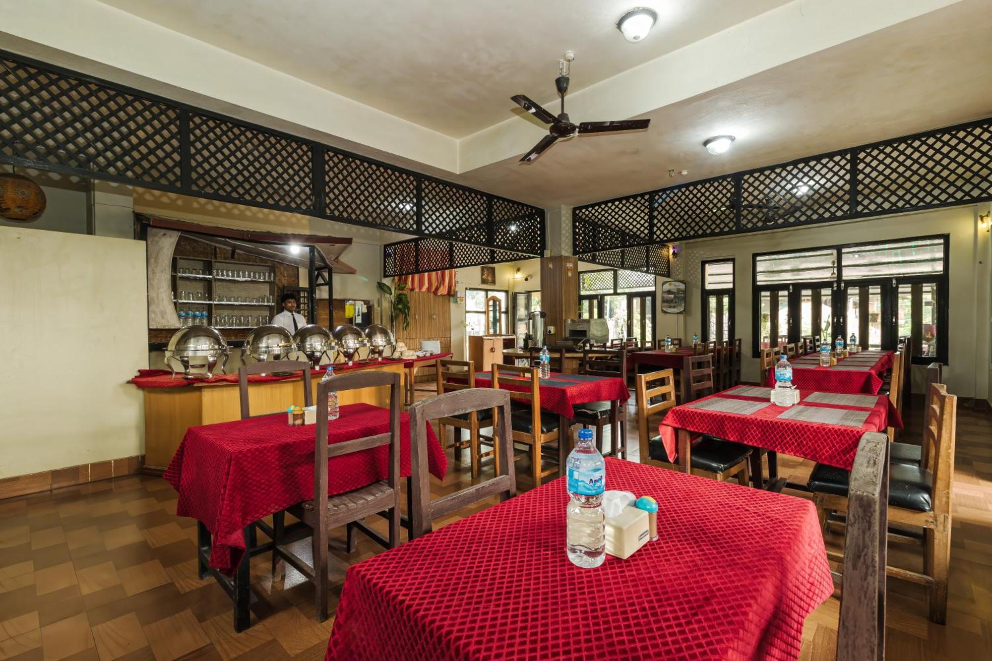 Hotel Riverside With Swimming Pool Sauraha Dış mekan fotoğraf