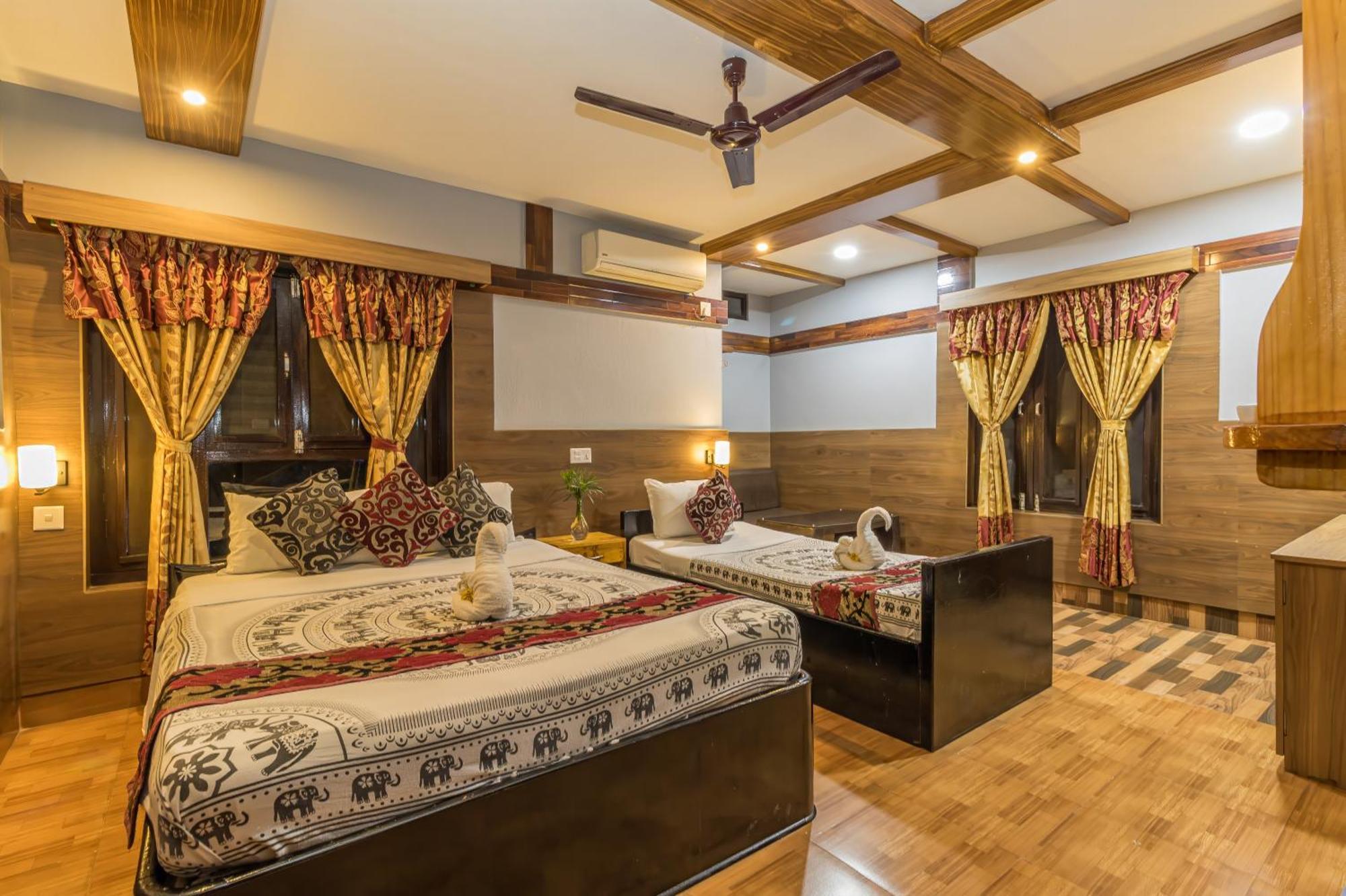 Hotel Riverside With Swimming Pool Sauraha Dış mekan fotoğraf