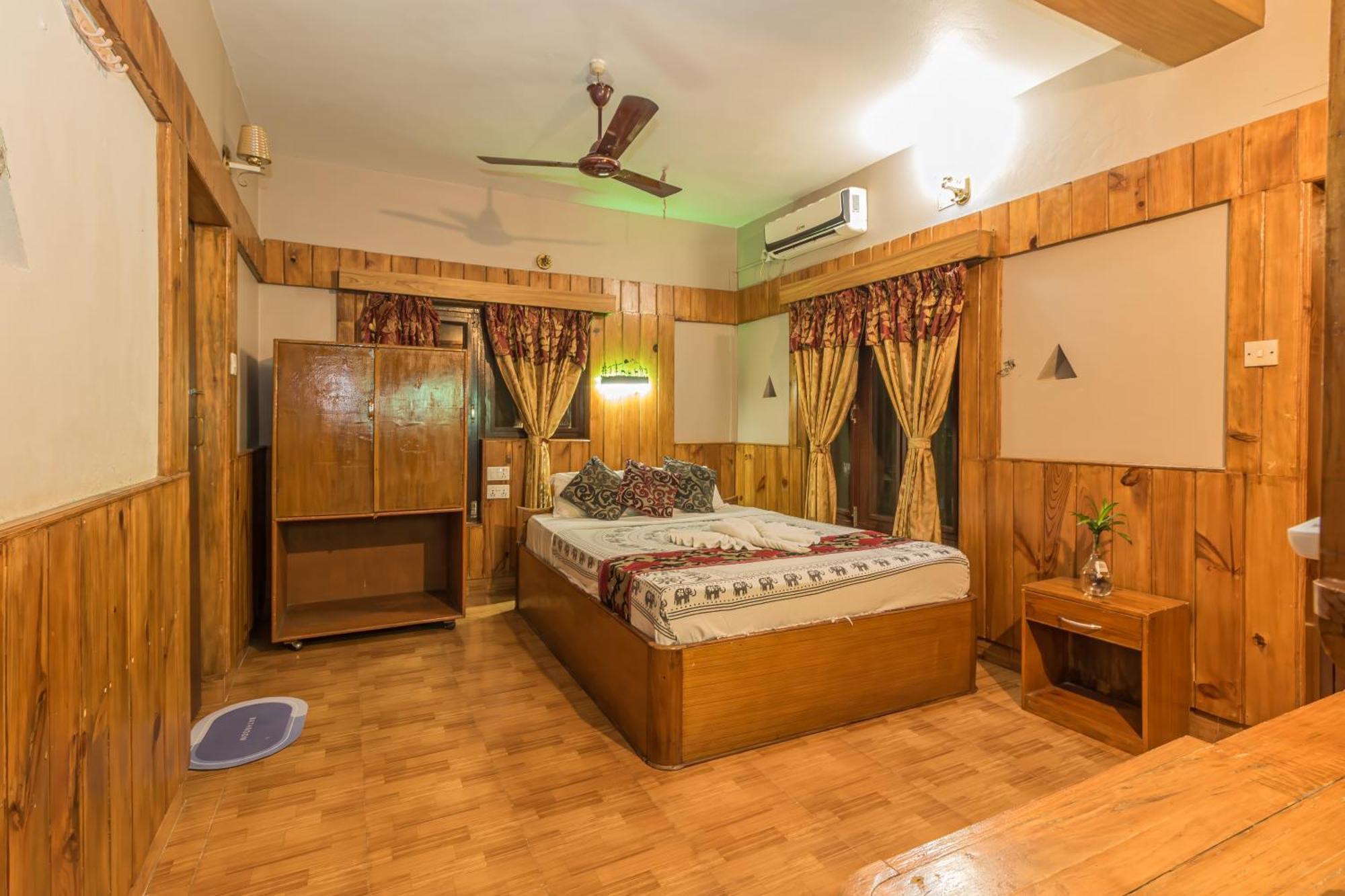 Hotel Riverside With Swimming Pool Sauraha Dış mekan fotoğraf
