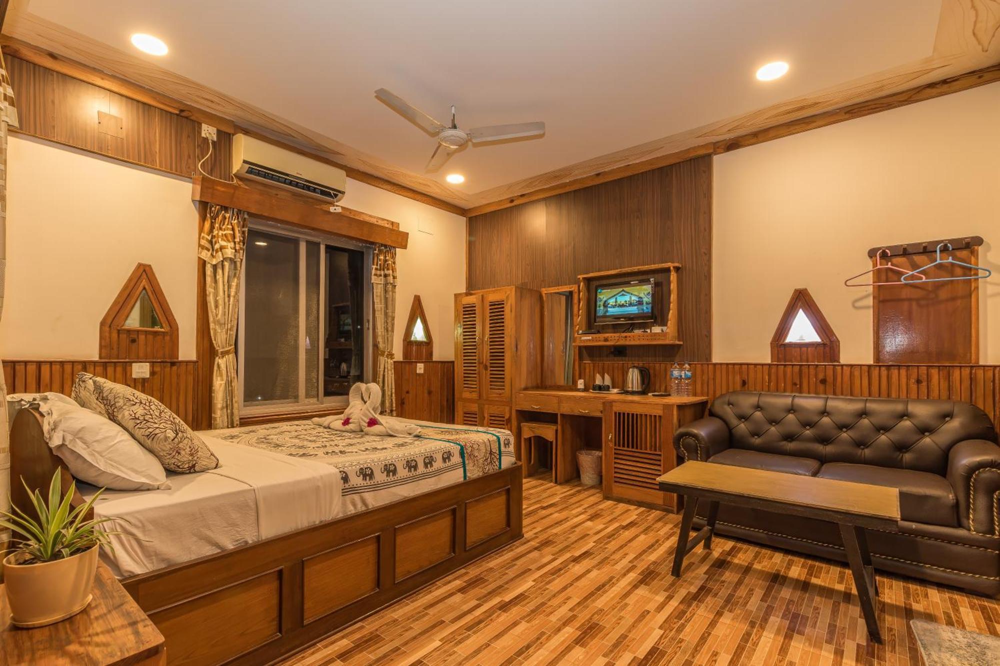 Hotel Riverside With Swimming Pool Sauraha Dış mekan fotoğraf