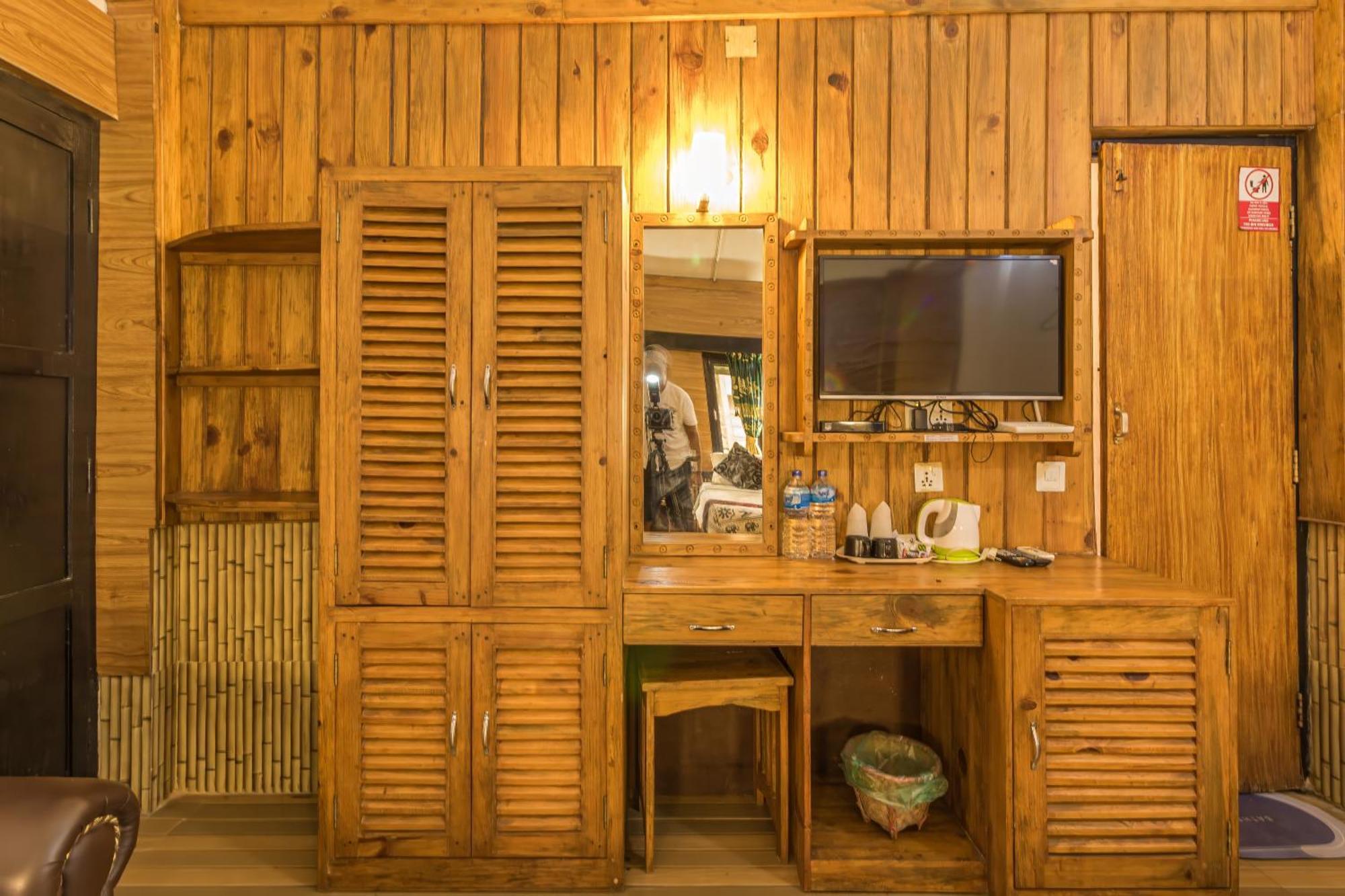 Hotel Riverside With Swimming Pool Sauraha Dış mekan fotoğraf