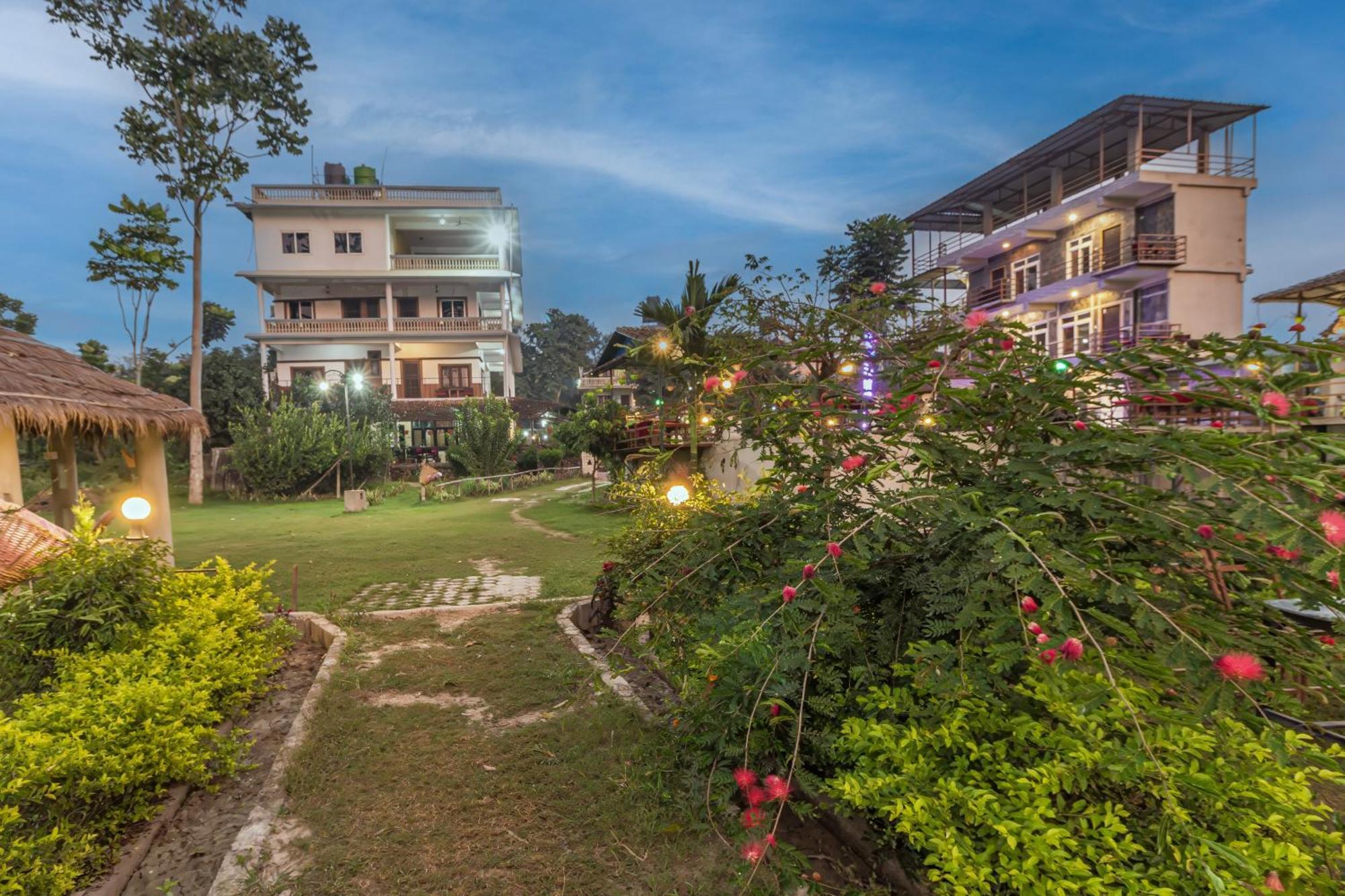 Hotel Riverside With Swimming Pool Sauraha Dış mekan fotoğraf