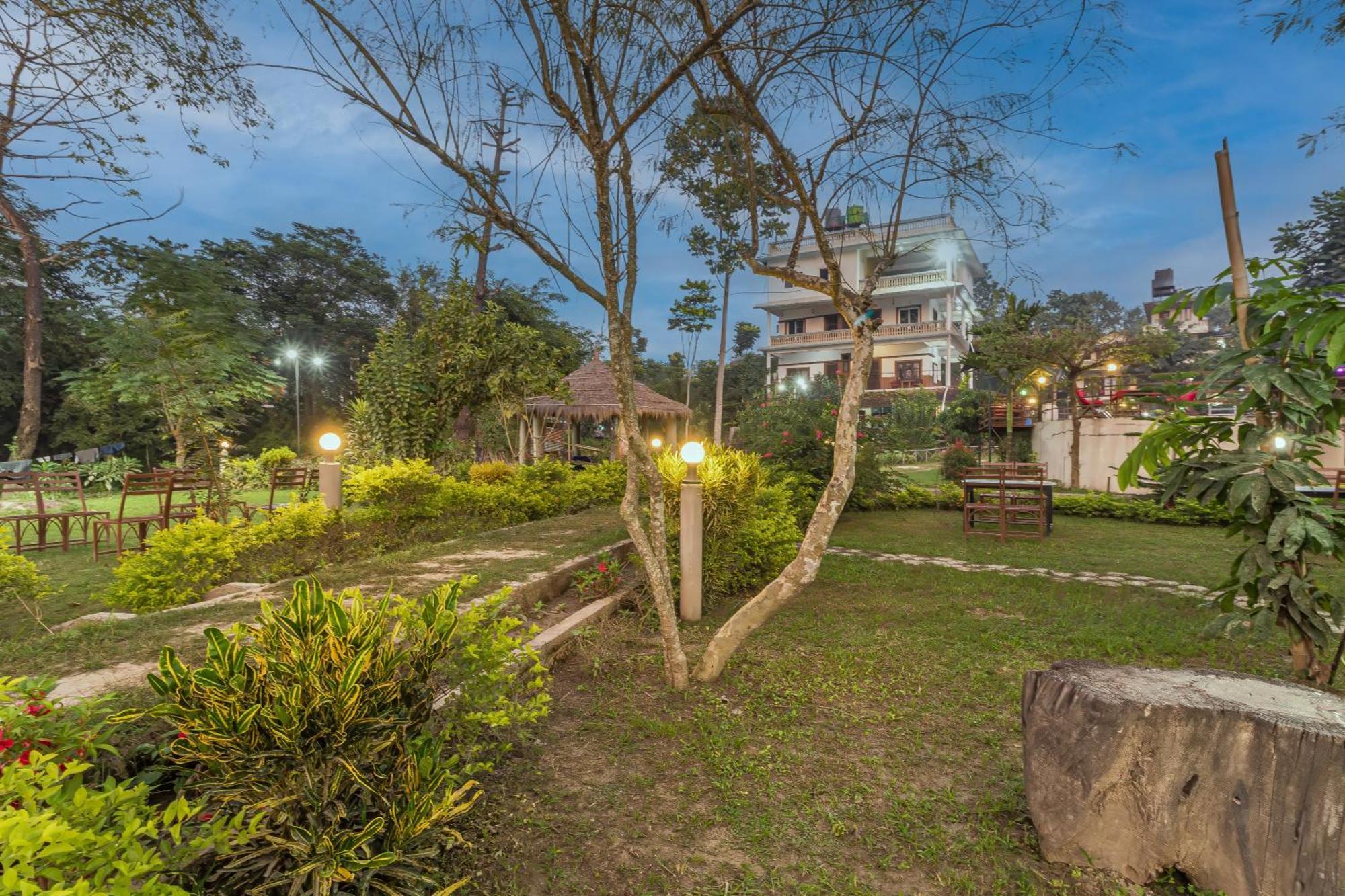 Hotel Riverside With Swimming Pool Sauraha Dış mekan fotoğraf