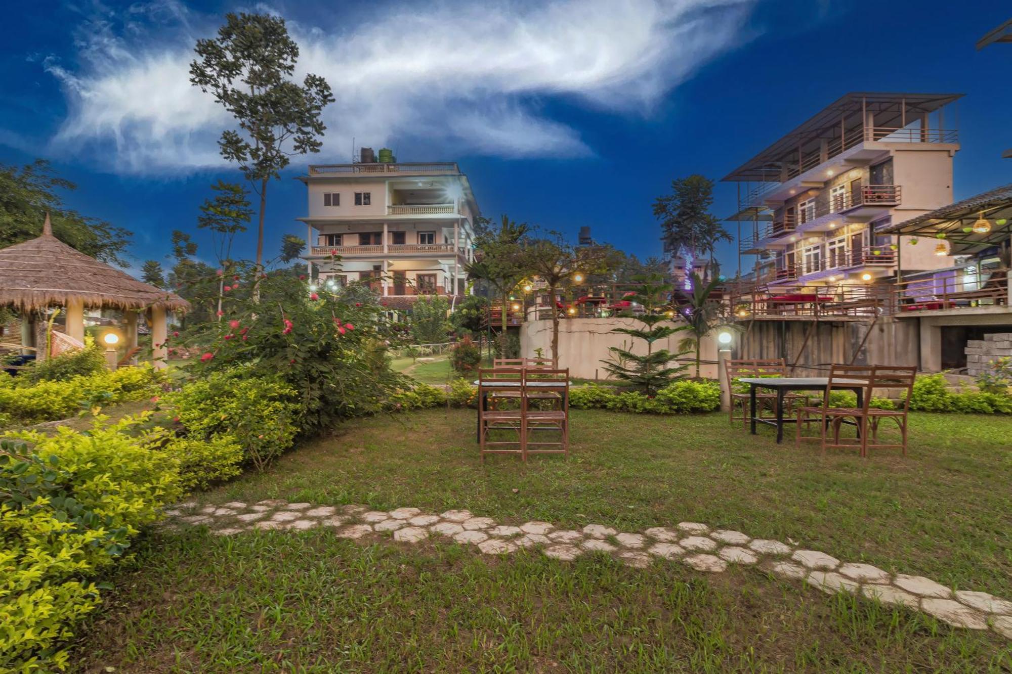 Hotel Riverside With Swimming Pool Sauraha Dış mekan fotoğraf