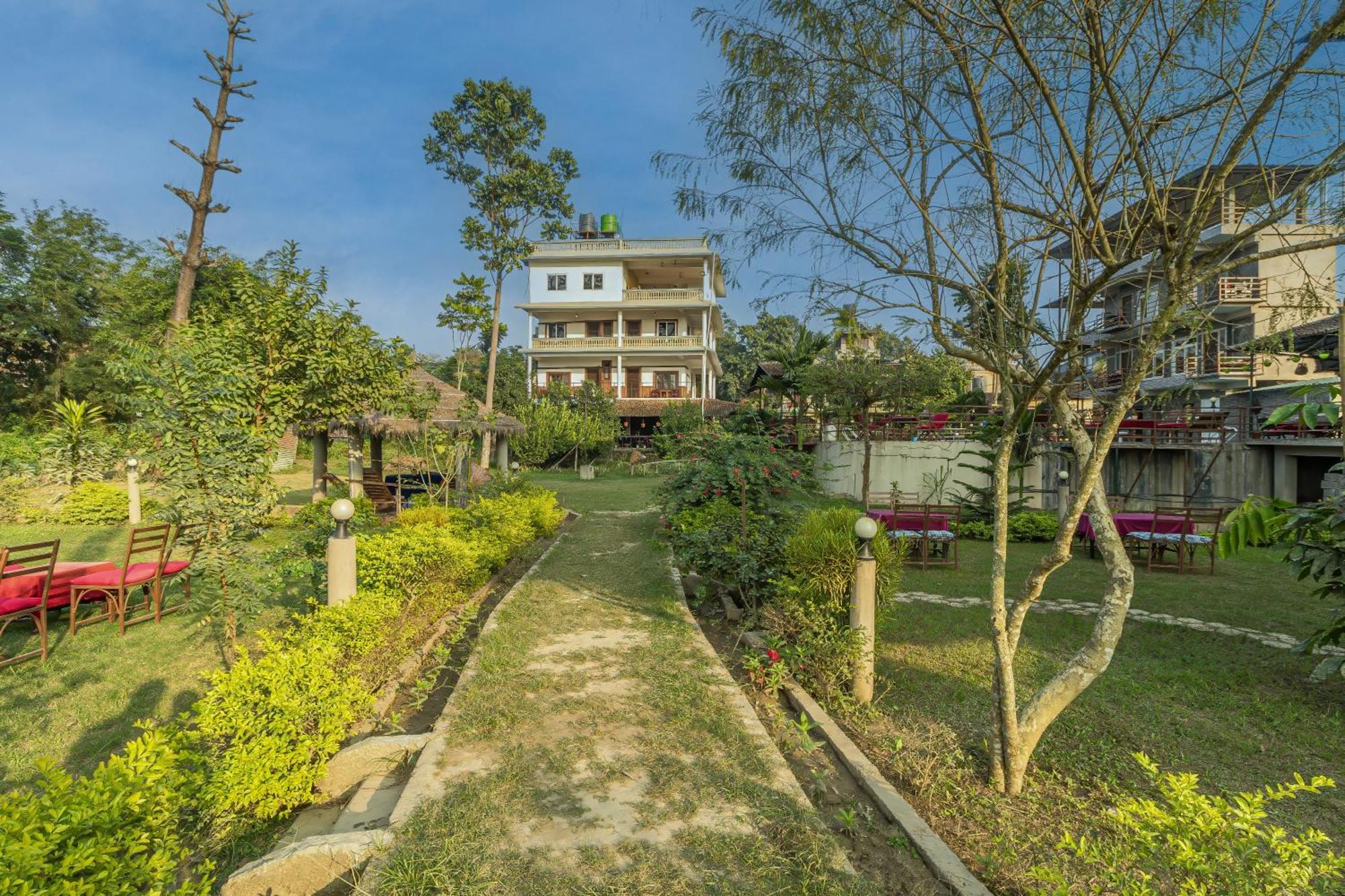 Hotel Riverside With Swimming Pool Sauraha Dış mekan fotoğraf