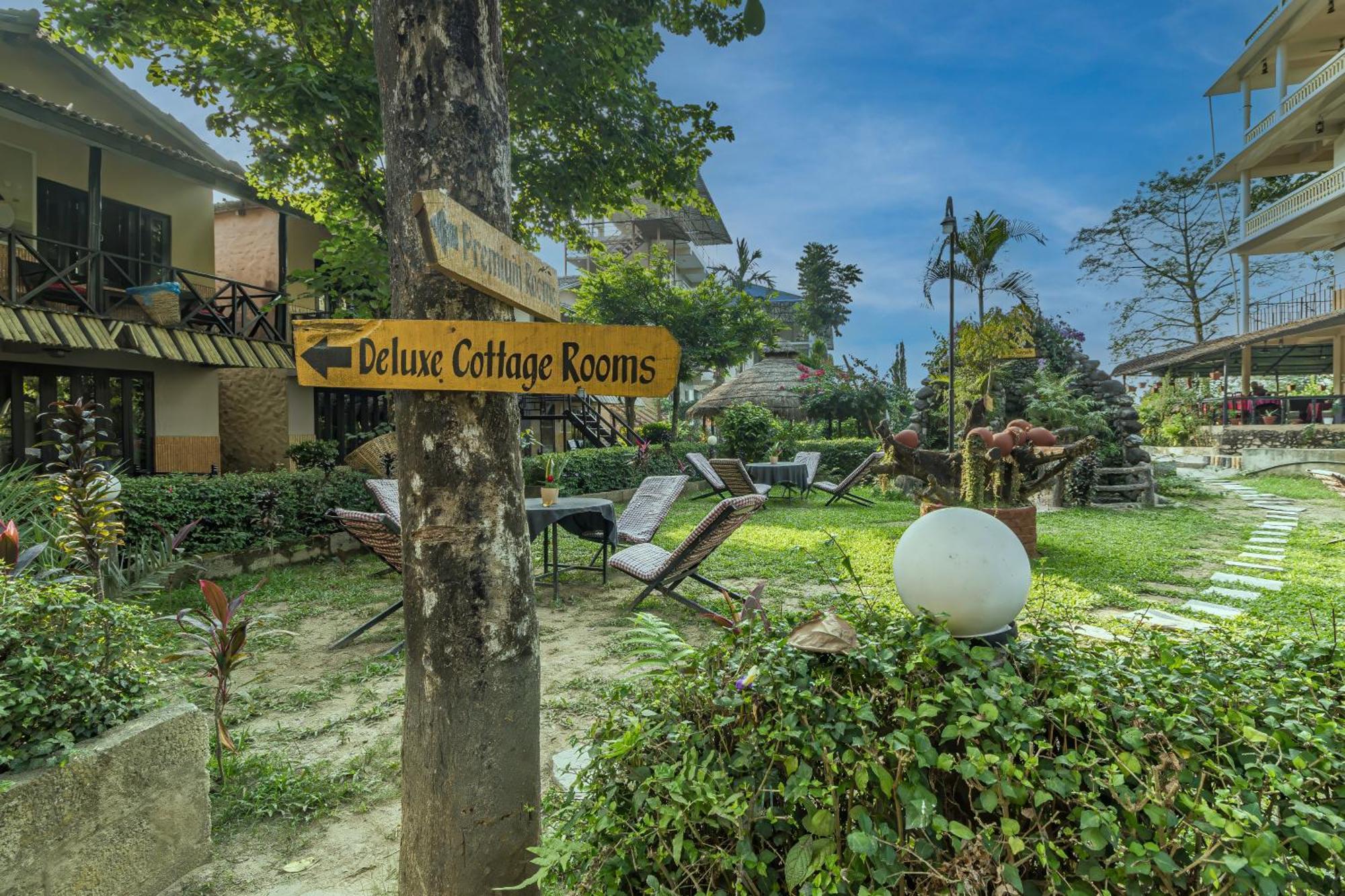 Hotel Riverside With Swimming Pool Sauraha Dış mekan fotoğraf