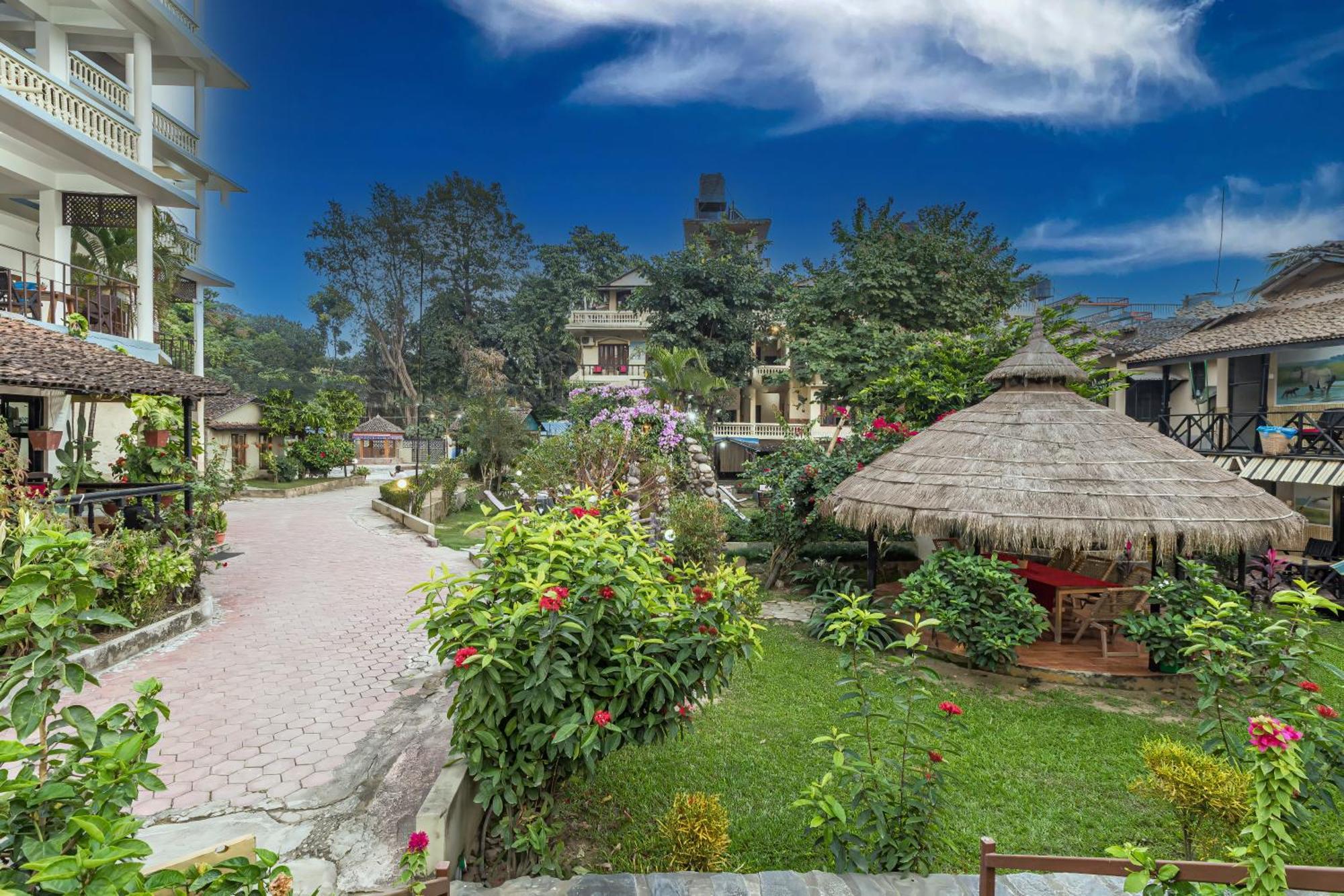 Hotel Riverside With Swimming Pool Sauraha Dış mekan fotoğraf