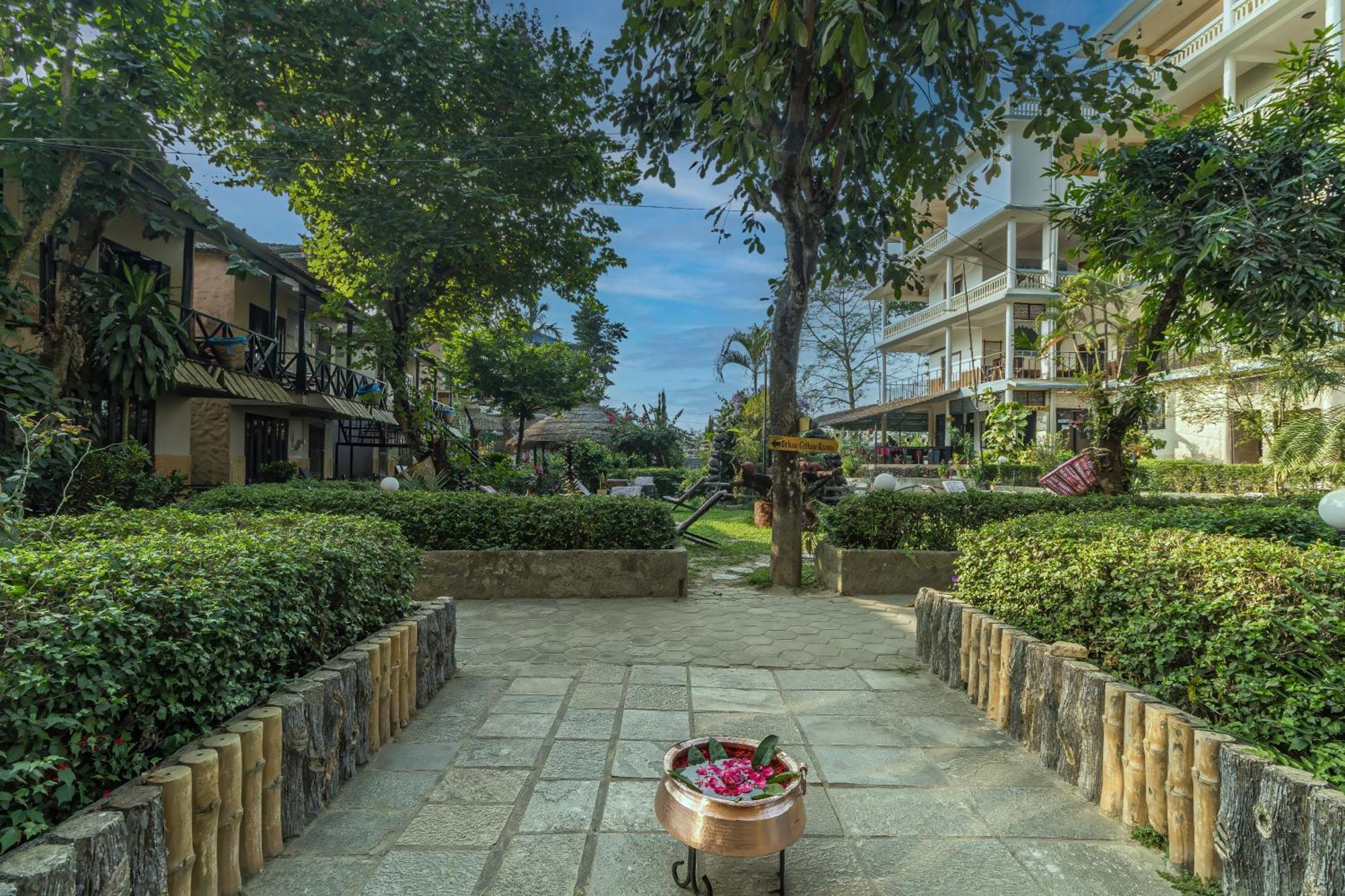 Hotel Riverside With Swimming Pool Sauraha Dış mekan fotoğraf