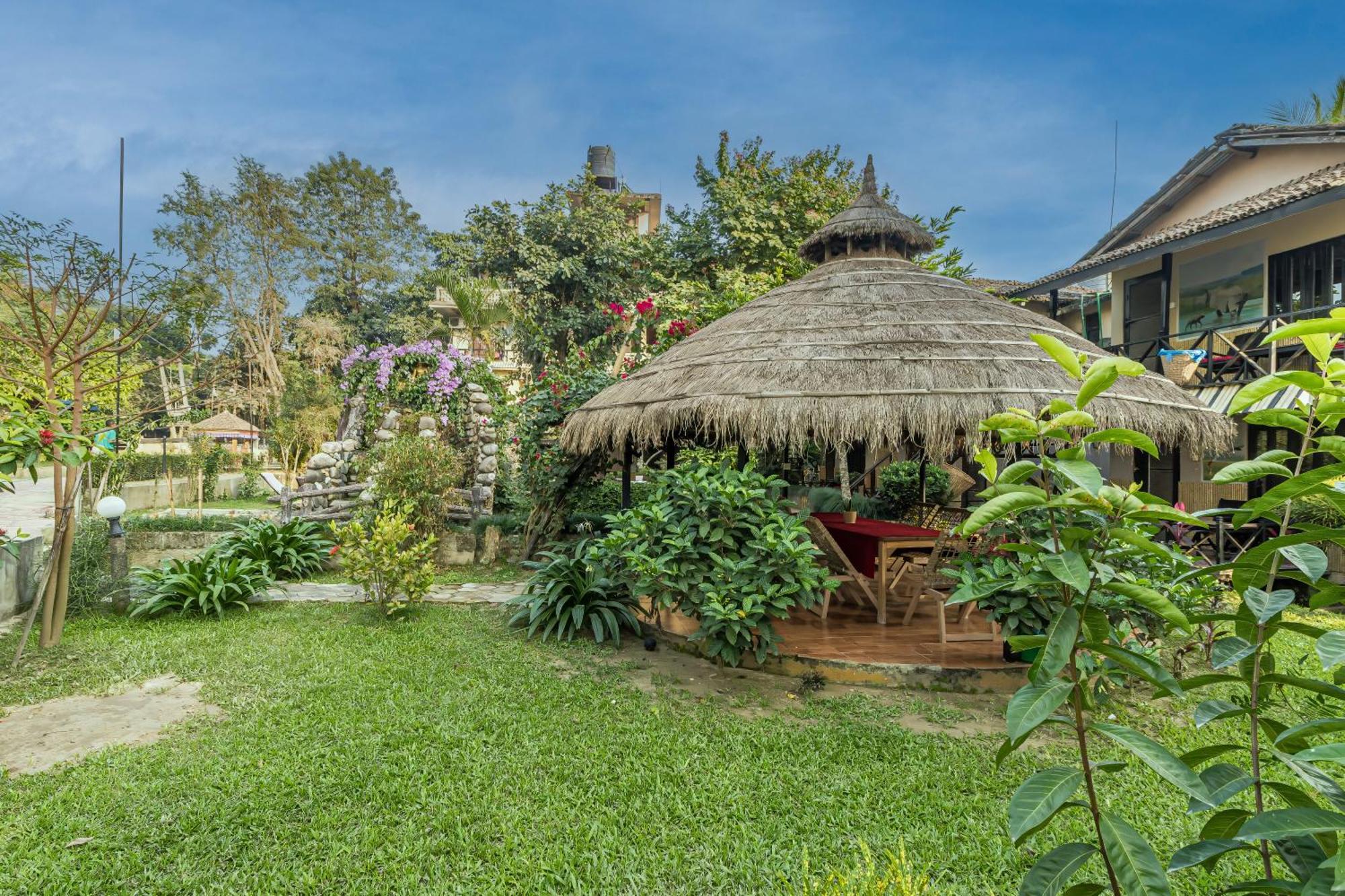 Hotel Riverside With Swimming Pool Sauraha Dış mekan fotoğraf